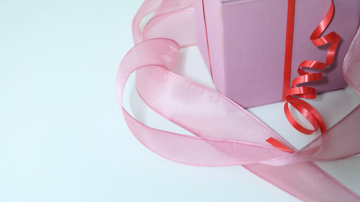 Caja de regalo rosa con cintas de colores